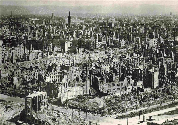 DRESDEN Elbe nach Zerstoerung 1945 Blick vom Rathausturm