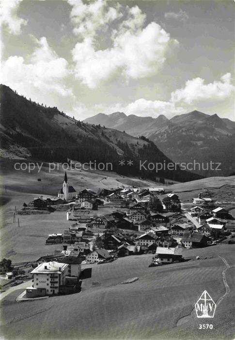 Berwang Tirol AT Gesamtansicht mit Alpenpanorama