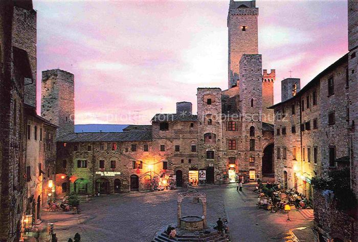 San Gimignano Toscana IT Piazza della Cisterne notturna