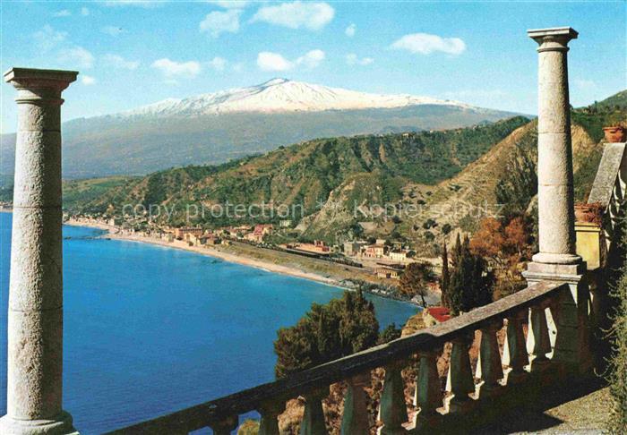 Taormina Sicilia IT Panorama con l'Etna Vulkan