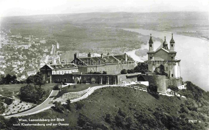 WIEN AT Leopoldsberg mit Blick nach Klosterneuburg und zur Donau