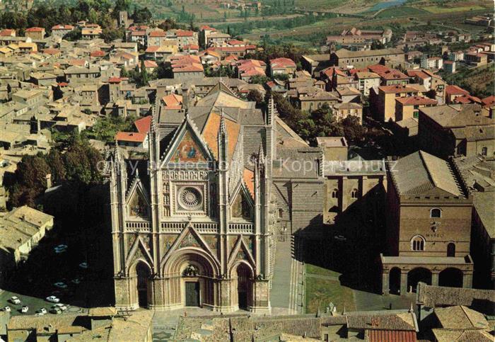 Orvieto Terni Umbria IT Veduta aérea del Duomo e Palazzo dei Papi Domkirche Paep