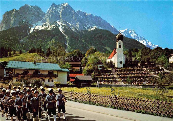 GRAINAU Garmisch-Partenkirchen Bayern Musikkapelle Blick zur Kirche Blick gegen