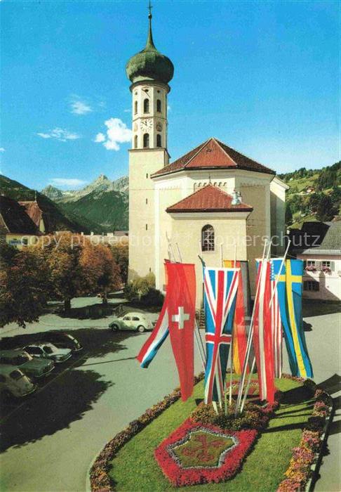 Schruns Tschagguns Vorarlberg AT Marktplatz Kirche Nationalfahnen Blick gegen Zi