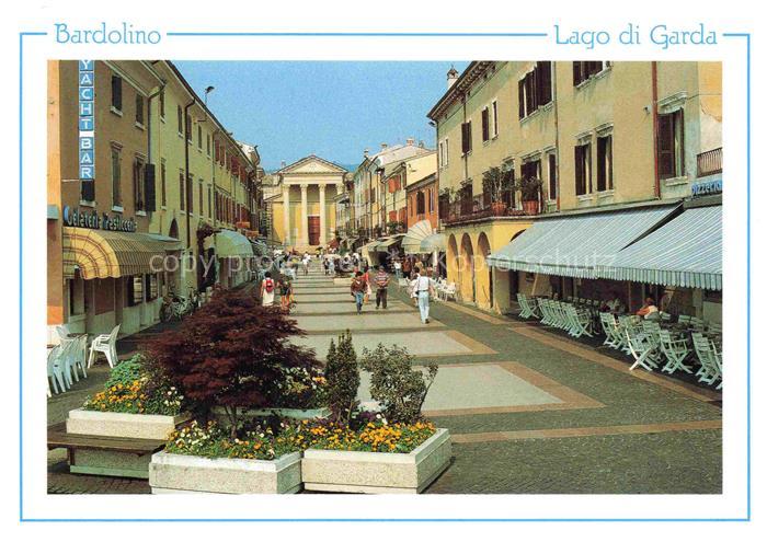 Bardolino Lago di Garda IT Ortszentrum Strassencafés Fussgaengerzone
