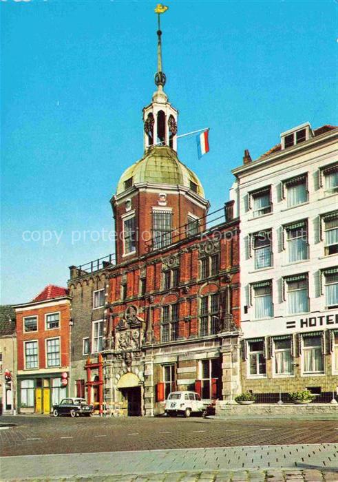 Dordrecht NL Wijnstraat met Groothooftpoort