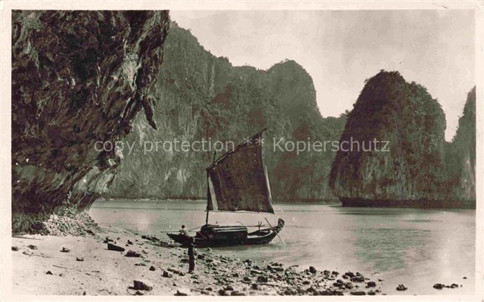 Tonkin Region Hanoi Vietnam Baie d'Along devant la grotte de la sur