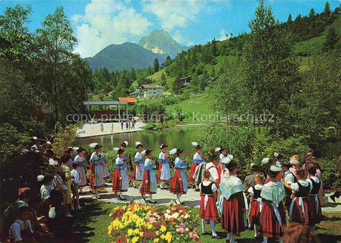MITTENWALD Bayern Kurpark mit Wetterstein Trachtengruppe