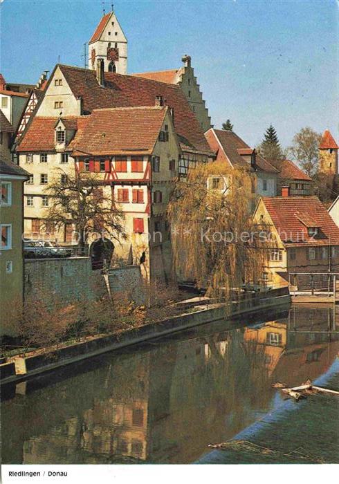 Riedlingen Donau Blick ueber die Donau zur Altstadt Kirche Donauwehr