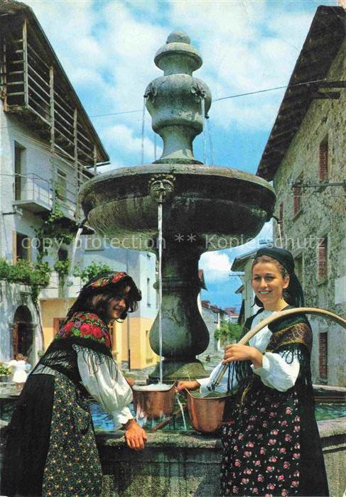 Carnia Junge Damen am Brunnen Trachten