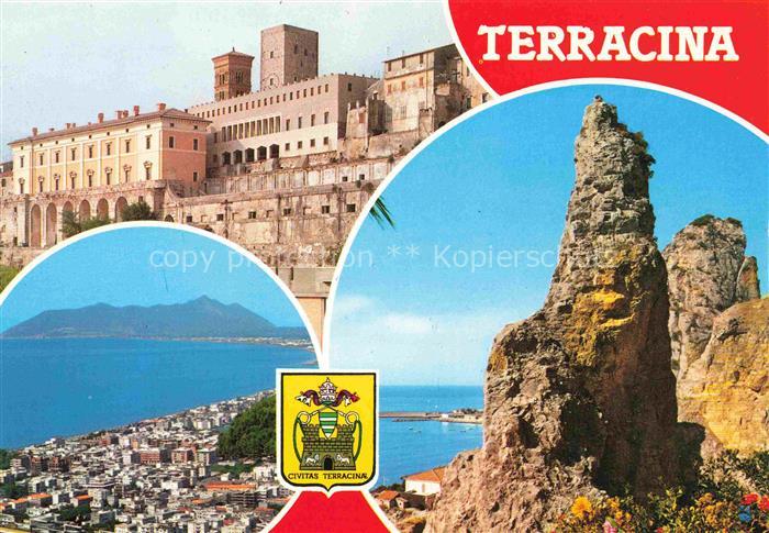 Terracina Lazio IT Kuestenpanorama Felsen Teilansicht Oberstadt