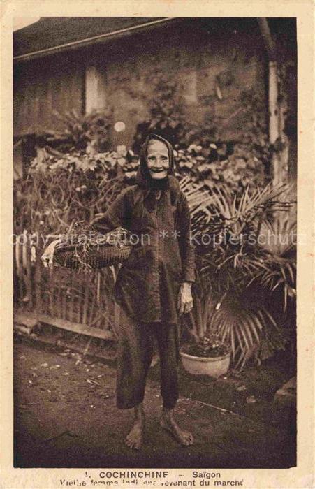 Cochinchine Vietnam Vieille femme indigène revenant du marc