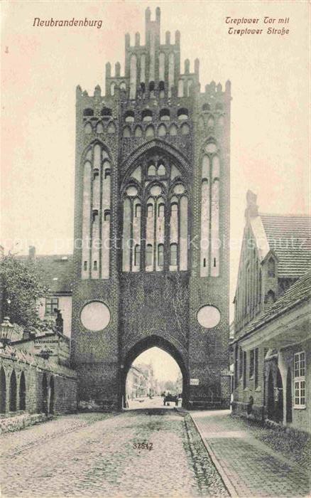 NEUBRANDENBURG Treptower Tor mit Treptower Strasse
