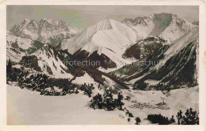 Berwang Tirol AT Winterpanorama mit Zugspitze Bleispitze und Gartnerwand