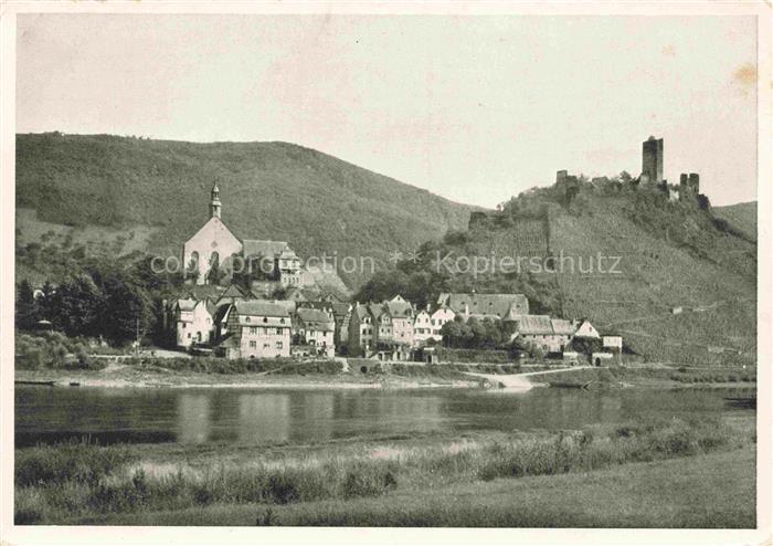 Beilstein Mosel Uferpartie am Fluss Blick zum Ort Burgruine