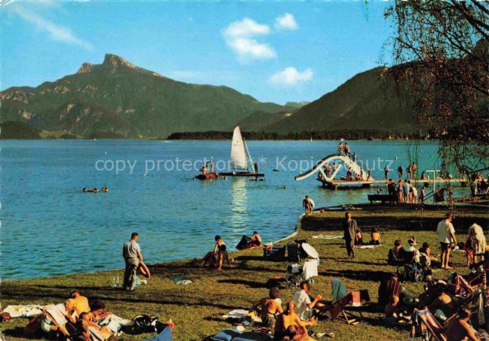 Mondsee Salzkammergut AT Sonne und Erholung im Alpenstrandbad im Hintergrund Sch