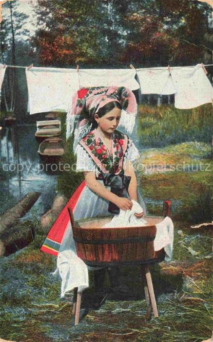 SPREEWALD Region Junge Frau beim Waschen Trachten