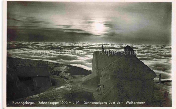 Karpacz Krummhuebel Riesengebirge PL Schneekoppe Sonnenaufgang ueber dem Wolkenm