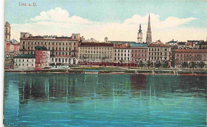 LINZ DONAU AT Blick ueber die Donau zur Stadt