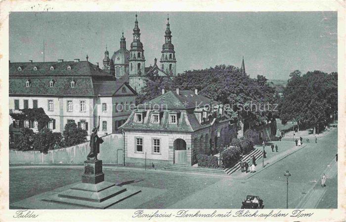 FULDA Hessen Bonifatius Denkmal mit Blick zum Dom