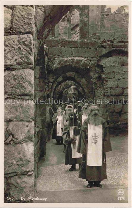 Oybin Sachsen Zittauer Gebirge Moenche im Kreuzgang