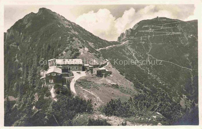 Kochel See Bayern Herzogstand-Haeuser mit Martinskopf und Herzogstand Bayerische