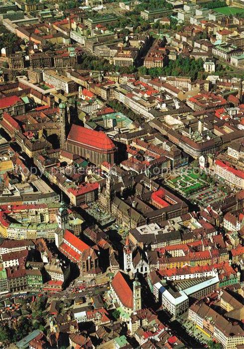 Muenchen Bayern Stadtzentrum Rathaus Marienplatz Pfarrkirche St. Peter Frauenkir