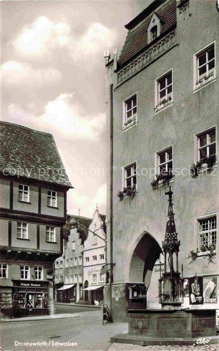 Donauwoerth Bayern Rathaus mit Brunnen und Baudrexlhaus