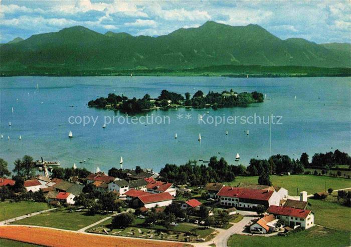 Gstadt Chiemsee Panorama mit Fraueninsel Hochfelln und Hochgern Chiemgauer Alpen