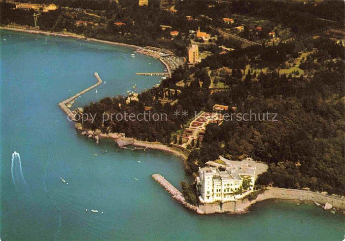 TRIESTE Triest IT Parco di Miramare con il Castello e la Baia di Grignano veduta