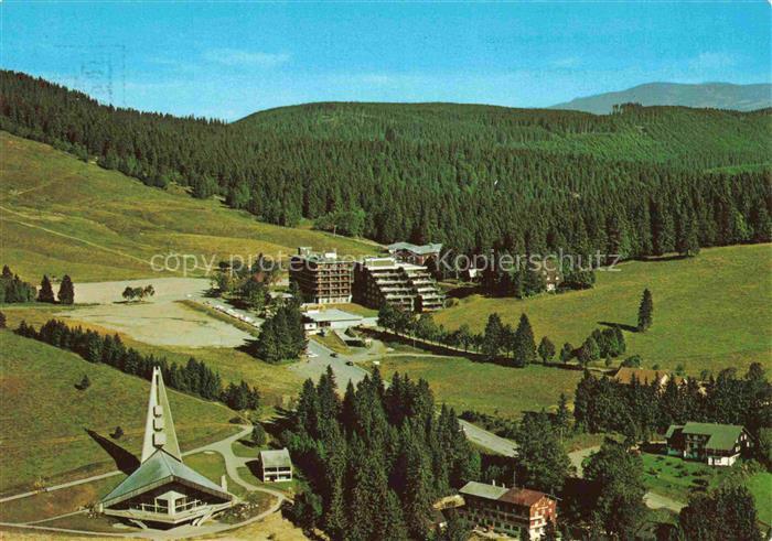 Feldberg 1450m Schwarzwald Blick auf Kirche Hotel Feldberger Hof Parkplaetze und