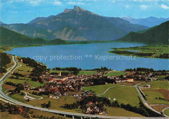 Mondsee Salzkammergut AT Fliegeraufnahme mit Schafberg Autobahn Salzburg Wien