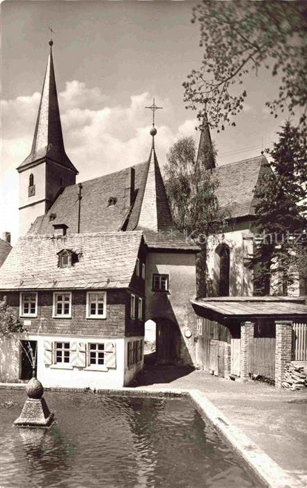 Grafengehaig Kulmbach Bayern Brunnen am Ortsplatz mit Blick zur Kirche