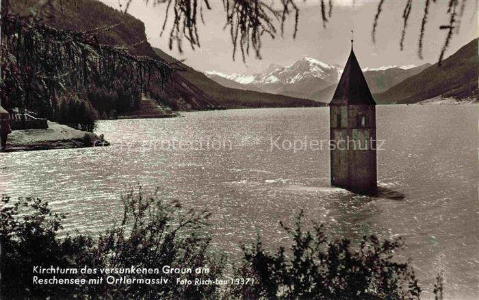 Reschensee Reschen See Tirol Bolzano IT Kirchturm des versunkenen Graun mit Ortl