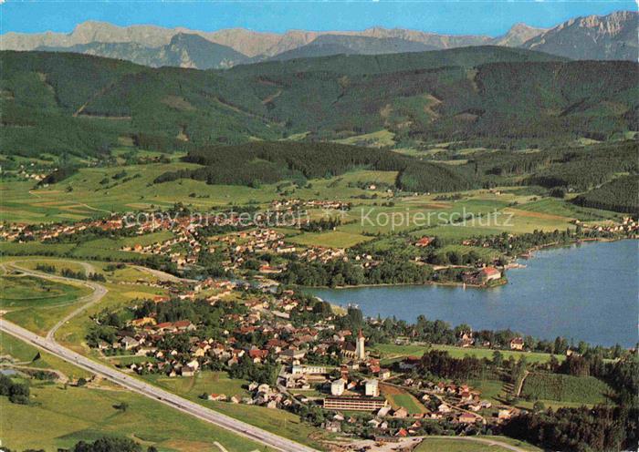 Seewalchen Attersee AT Fliegeraufnahme mit Schoerfling und Hoellengebirge