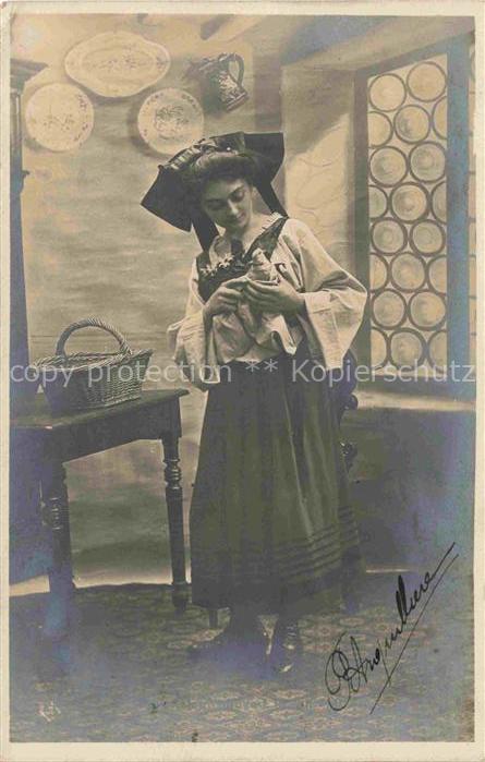 Tauben Pigeons Palomas-- Korb Frau