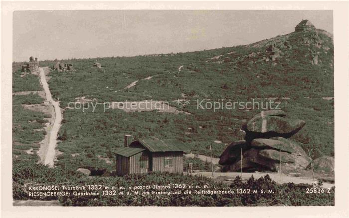 Karpacz Krummhuebel Riesengebirge PL Quarkstein im Hintergrund Reiftraegerbaude