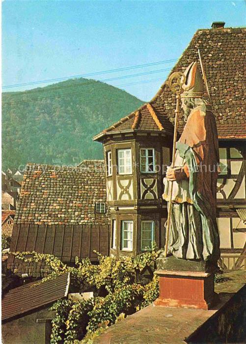 St Martin Weinstrasse Pfalz Sankt Martinus ueber dem Aufgang zur Pfarrkirche