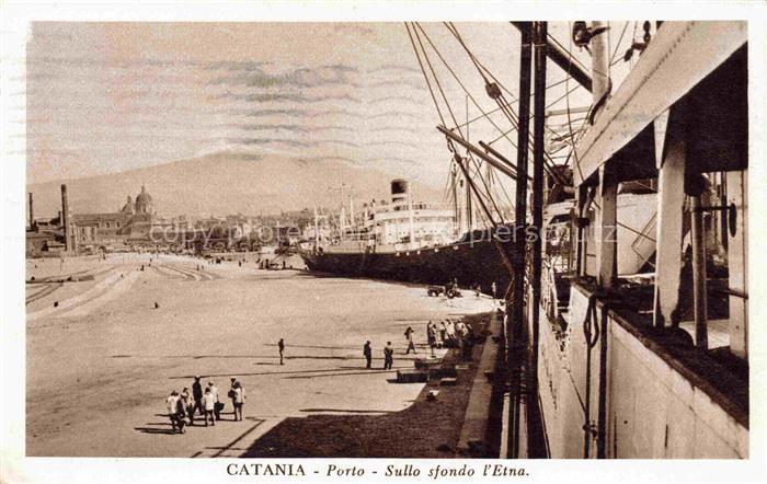 CATANIA Sicilia IT Porto sullo sfondo l'Etna