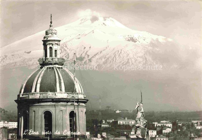 CATANIA Sicilia IT Kirchturm Blick zum aetna Vulkan