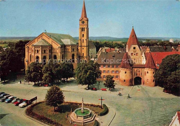 Weissenhorn Neu-Ulm Bayern Marktplatz mit Kirche und Oberem Tor
