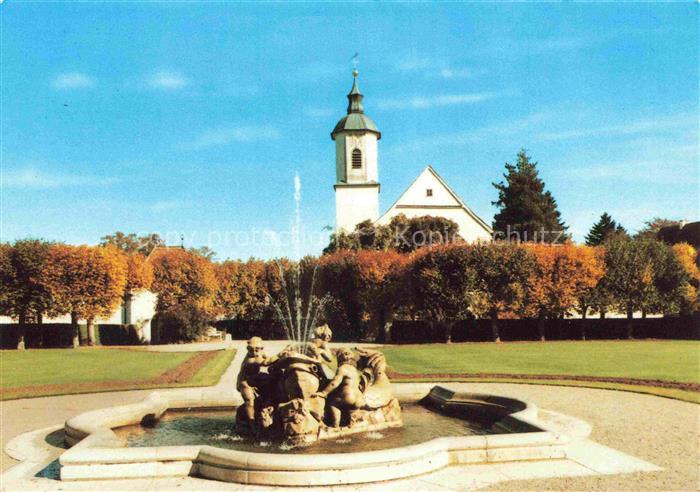 Schloss Zeil Leutkirch im Allgaeu BW Schlosspark mit Brunnen und Pfarrkirche