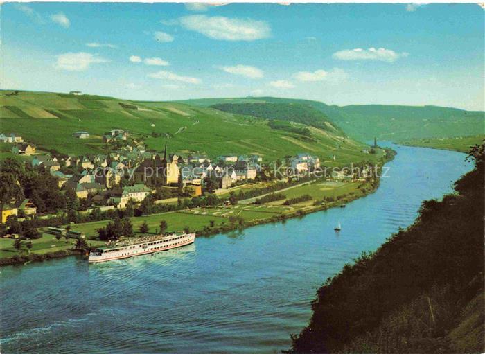 Neumagen-Dhron Panorama Blick ueber die Mosel aeltester Weinort Deutschlands Fah