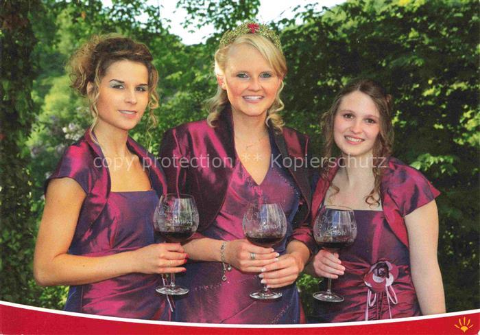 Altenahr Weinkoenigin mit ihren Prinzessinnen Anika und Lisa