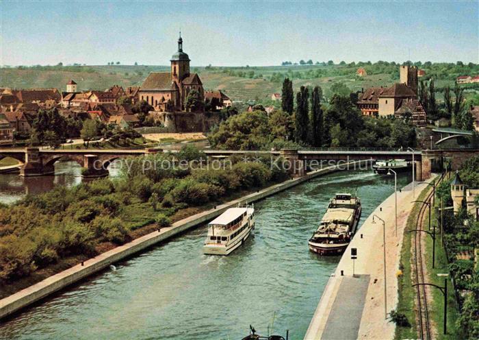 Lauffen Neckar Heilbronn BW Blick ueber den Neckar zur Stadt Binnenschiffahrt F