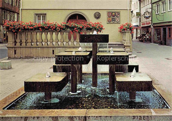 Kuenzelsau Rathausbrunnen im Hintergrund Ganerbentafel Wappen