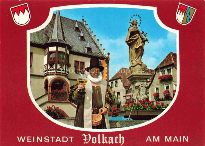 Volkach Volkacher Ratsherr in hist Tracht vor dem Rathaus mit Marienbrunnen