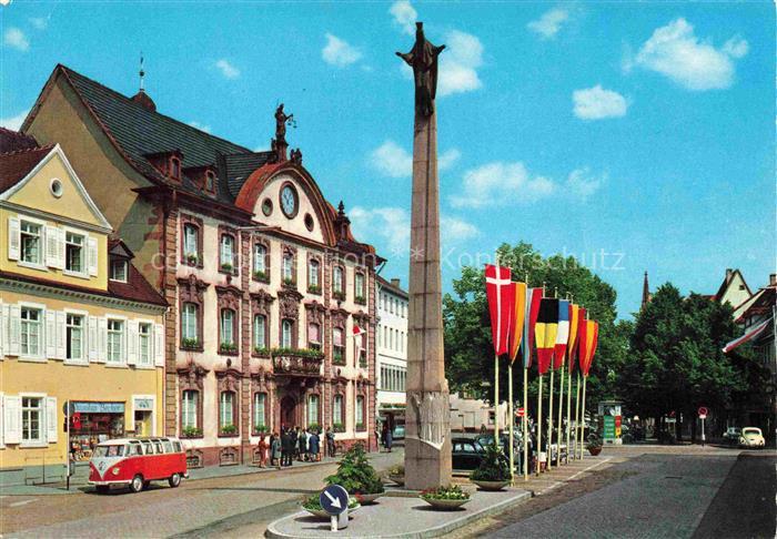 OFFENBURG Offenbourg Rathausplatz Rathaus Ursulasaeule Fahnen