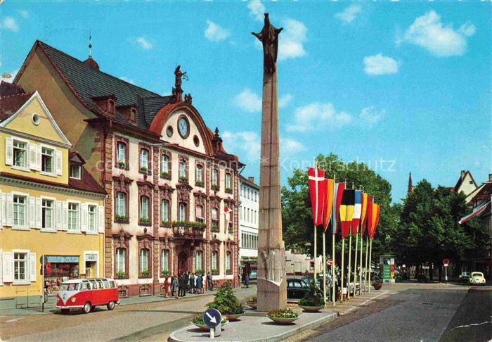 OFFENBURG Offenbourg Rathausplatz Rathaus Ursulasaeule Fahnen