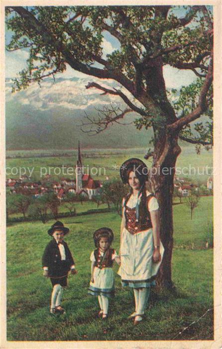Schaan  Liechtenstein FL Panorama Frau mit Kindern in Landestracht